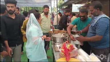 मीनाक्षी चौक पर आयोजित भंडारे के कार्यक्रम मे शामिल हुई नगरपालिका अध्यक्ष नगरवासियो को दी विजयादशमी की शुभकामनाएं