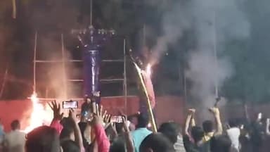 बेतिया: जोड़ा शिवालय मंदिर परिसर में रावण, मेघनाथ व कुंभकर्ण के पुतलों का किया गया दहन