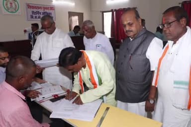 सूरजपुर: नाम निदेशक पत्र लेने एवं जमा करने की प्रक्रिया प्रारंभ आज कल 15 अभ्यर्थियों ने लिया फॉर्म एक अभ्यर्थी ने फार्म किया जाम