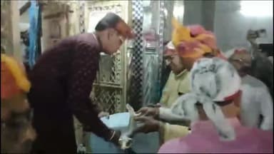 पन्ना: श्री खेजड़ा मंदिर मे परंपरागत तरीके से मनाया गया दशहरा का त्यौहार, महाराजा छात्रशाल के वंशजों को भेंट की गई दिव्य तलवार