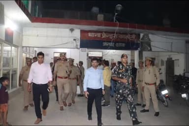 इटावा: कोतवाली।इलाके  में एसएसपी ने पैदल गस्त कर फ्रेंड्स कालोनी थाने का औचक निरीक्षण कर दिशा निर्देश दिए