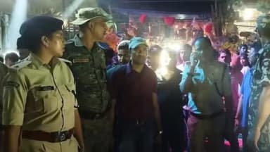 डुमरा: एसपी मनोज कुमार तिवारी ने शारदीय नवरात्र के नवमी की रात शहर में पहुंचकर पदाधिकारियों से विधि व्यवस्था का लिया जायज़ा