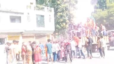 बलरामपुर: 9 दिन नवरात्रि पूजन अर्चन के बाद भगवती गंजबाजार से विसर्जन हेतु दुर्गा प्रतिमाओं का निकलना हुआ