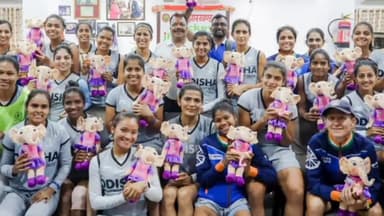 कांके: मोरहाबादी स्थित हॉकी झारखंड कार्यालय में भारतीय महिला हॉकी टीम को शुभंकर देकर किया गया सम्मानित