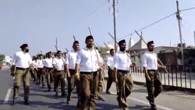 सुसनेर: विजयादशमी पर सुसनेर में राष्ट्रीय स्वयंसेवक संघ ने निकाला पथ संचलन, बड़ी संख्या में पुलिस बल रहा तैनात