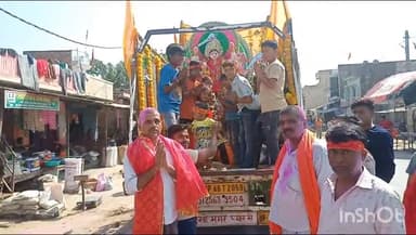 बलरामपुर: दुर्गा प्रतिमा विसर्जन हेतु हरिहरगंज बाजार से भक्ति गीतों की धुन के साथ प्रतिमाओं का निकलना हुआ शुरू