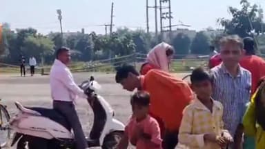 करनाल: सेक्टर-4 दशहरा ग्राउंड में रावण के पुतले की पूजा अर्चना करने के लिए पहुंचे लोग