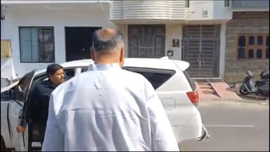 बरेली: यूपी सरकार के वित्त मंत्री सुरेश खन्ना पहुंचे राजेन्द्र नगर, अपने करीबी अतुल कपूर के घर पहुंचकर दी सांत्वना