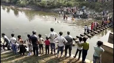 इटावा: सदर तहसील इलाके के दतावली नहर में आज धूमधाम से माँ भगवती की मूर्ति का विसर्जन किया जा रहा,सुरक्षा व्यवस्था के कड़े इंतजाम