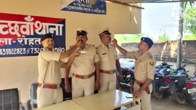 नासरीगंज: कच्छवा थाने में एएसआई से एसआई में पदोन्नत होने पर थानाध्यक्ष ने अखिलेश सिंह और कन्हैया सिंह यादव को स्टार लगाकर दी बधाई