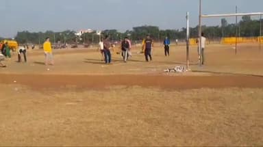 मंदसौर: महू नीमच मार्ग PG कॉलेज ग्राउंड में कल हुए रावण दहन के बाद हुई गंदगी को समिति के पदाधिकारी ने पहुंचकर की सफाई