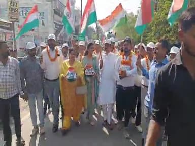 हरदोई: मेरी माटी मेरा देश कार्यक्रम के तहत हरदोई में 19 ब्लॉकों से एकत्रित की गई मिट्टी को कलश में भरकर लाया गया पुलिस लाइन