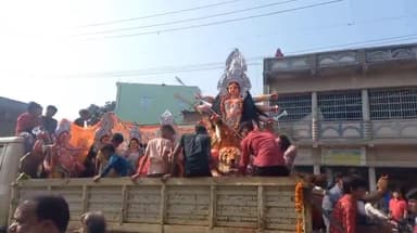 डोमचांच: टैक्सी स्टैंड व काली मंडा में स्थापित मां दुर्गा की प्रतिमा को दी गई नम आंखो से विदाई भक्तों ने कहा अगले बरस फिर आना मां