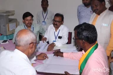 सूरजपुर: विधानसभा निर्वाचन 2023 के लिए जिले में बुधवार को कुल 9 अभ्यर्थियों ने लिया फॉर्म, 2 अभ्यर्थियों ने फॉर्म किया जमा