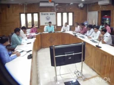 हरदोई: शाहाबाद कस्बे में मुख्यमंत्री के आगमन को लेकर डीएम ने की बैठक, सभी तैयारियां समय से पूर्ण करने के दिये निर्देश