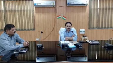 हमीरपुर: डॉ एपीजे अब्दुल कलाम सभागार में निर्वाचन नामावलियों के विशेष संक्षिप्त पुनरीक्षण के आलेख्य प्रकाशन के संबंध में हुई बैठक