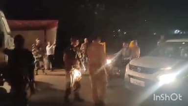 गुना नगर: चिंताहरण मंदिर के पास SST चेकिंग पॉइंट पर गुना पुलिस के साथ बीएसएफ के जवानो ने शहर में आने वाले वाहनों की कि सघन चेकिंग