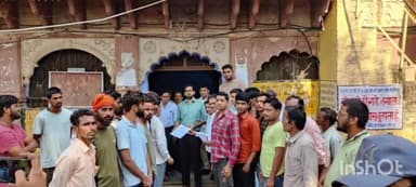 बाड़ी: एसडीएम कार्यालय पर लोगों ने अधिकरण मुक्त करने की मांग को लेकर एसडीएम को सोपा ज्ञापन