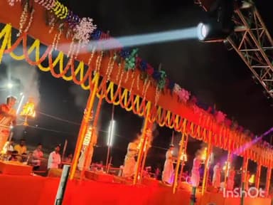 कृत्यानंद नगर: प्रखंड के सहारा पंचायत के भूरी वाली मैया के दरवार मे काशी प्रयागराज के पंडितो के द्वारा महा आरती किया गया