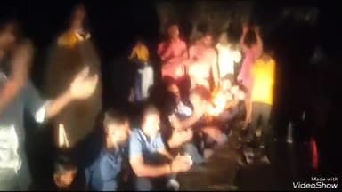 चुनार: आश्चर्यकूप स्थित तालाब में दुर्गा पूजा समितियों ने मां दुर्गा की प्रतिमा को विसर्जन करने से रोका, पुलिस समझाने में जुटी