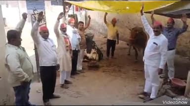 चुनार: कछवा नगर पंचायत कार्यालय पर समाजवादी पार्टी के कार्यकर्ताओं ने चेयरमैन और ईओ के खिलाफ किया प्रदर्शन