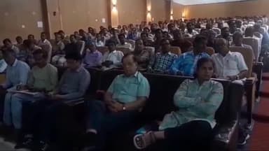 मंदसौर: 17 नवंबर को होने वाले मतदान को लेकर पीठासीन अधिकारियों को महू नीमच मार्ग 
स्थित कुशाभाऊ ठाकरे ऑडिटोरियम में दी ट्रेनिंग
