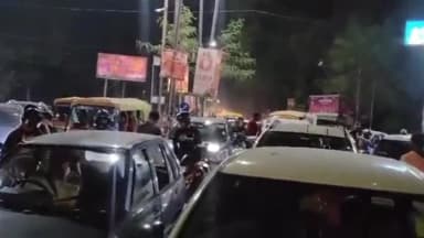 कांके: रांची के डीपीएस स्कूल के पास बीते देर शाम तक हुआ ट्रैफिक जाम, सैकड़ों गाडियां जाम में फंसी