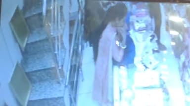 करनाल: कर्ण गेट बाजार स्थित दुकान में आई 2 महिलाएं अंडरगारमेंट्स चोरी कर हुईं फरार, CCTV में कैद हुई वारदात