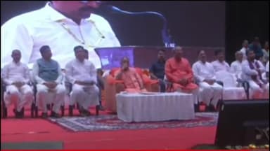 गोरखपुर: रामगढ़ताल स्थित बाबा गंभीर नाथ प्रेक्षागृह में मुख्यमंत्री ने परिषदीय स्कूल के शिक्षकों में टैबलेट की आ वितरण