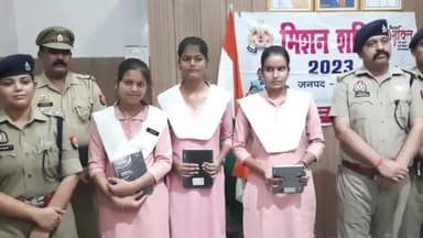 हरदोई: पुलिस ऑफिस में मिशन शक्ति के तहत स्कूली छात्राओं को बनाया गया पुलिस अफसर