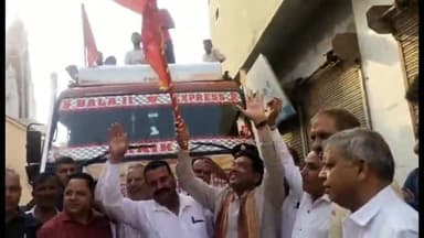 सिरसा: रानियां गेट श्री मारूति मंदिर से भाजपा नेता गोबिंद ने भंडारे के लिए धर्म ध्वजा दिखाकर ट्रक और सेवादारों को किया रवाना