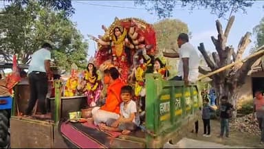 अंबिकापुर: जिला सूरजपुर सोनपुर मां दुर्गा सेवा समिति द्वारा कलश यात्रा के साथ मां दुर्गा की प्रतिमा का विसर्जन किया गया