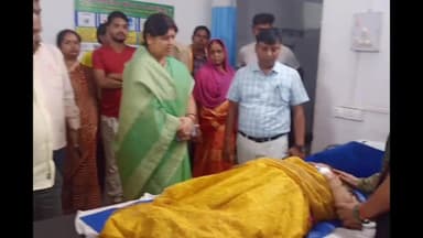 कोडरमा: चंदवारा में सड़क हादसे में भाजपा कार्यकर्ता के निधन पर सदर अस्पताल में परिजनों से मिलने पहुंची विधायक डॉ. नीरा यादव