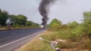 नरसिंहपुर: कोतवाली थाना क्षेत्र अंतर्गत महिंद्रा शोरूम के पास टैंकर में लगी आग, मौके पर पहुंची पुलिस