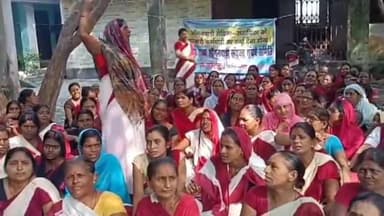 मंसूरचक: मंसूरचक प्रखंड मुख्यालय पर आंगनबाड़ी सेविकाओं ने किया जबरदस्त प्रदर्शन, सरकार के विरोध में लगाया नारे