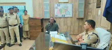 अंबिकापुर: पुलिस अधीक्षक कार्यालय में एसपी सुनील शर्मा ने डायल 112 के अधिकारियों और कर्मचारियों की ली समीक्षा बैठक