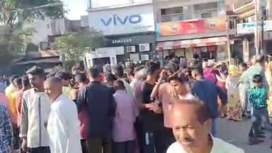 मुरादाबाद: मंडी गेट के सामने परिजनों ने आरोपियों की गिरफ्तारी की मांग को लेकर मृतक का शव रखकर किया हंगामा, जंगल से बरामद हुआ था शव