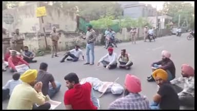 ਪਟਿਆਲਾ: ਪਾਸੀ ਰੋਡ 'ਤੇ ਸਿਹਤ ਮੰਤਰੀ ਬਲਬੀਰ ਸਿੰਘ ਦੇ ਨਿਵਾਸ ਅੱਗੇ ਕੱਚੇ ਕੰਪਿਊਟਰ ਅਧਿਆਪਕਾਂ ਨੇ ਸਰਕਾਰ ਦਾ ਪੁਤਲਾ ਫੂਕ ਕੇ ਕੀਤਾ ਪ੍ਰਦਰਸ਼ਨ