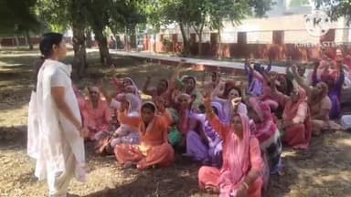 जींद: गोहाना रोड पर ग्रीन बेल्ट में आंगनवाड़ी वर्कर एंड हेल्पर यूनियन ने मांगों को लेकर दिया धरना
