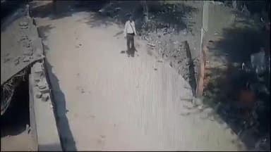 हमीरपुर: सुमेरपुर कस्बे में महिला की झुमकी लेकर टप्पेबाज हुआ फरार, सीसीटीवी फुटेज में दिखा टप्पेबाज