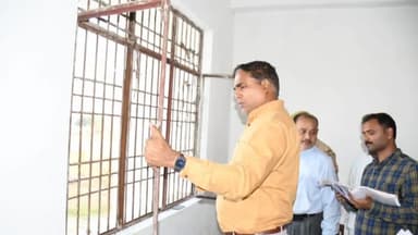 देेेवरिया: डीएम ने डिघवा पौटवा में निर्माणाधीन आईटीआई कार्य परियोजना का किया निरीक्षण