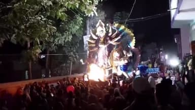 फुल्लीडूमर: प्रखंड के विभिन्न दुर्गा मंदिरों में प्रतिस्थापित मां भगवती की प्रतिमा का देर रात तक धूमधाम से किया गया विसर्जन