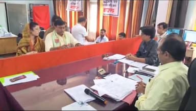 टीकमगढ़: कलेक्ट्रेट में खरगापुर विधानसभा 47 से भाजपा प्रत्याशी राहुल सिंह ने अपने समर्थकों के साथ नामांकन फार्म किया दाखिल