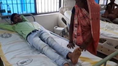 सासाराम: नोखा रेलवे स्टेशन पर ट्रेन पर चढ़ने के दौरान ट्रेन पर से गिरकर घायल हुआ एक युवक