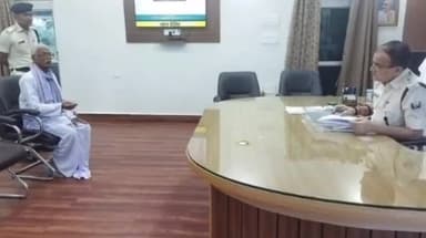 डुमरा: कार्यालय कक्ष में सीतामढ़ी एसपी ने जनता दरबार लगाकर लोगों की समस्या सुनी