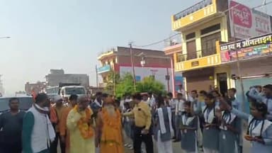 करछना: साधु संतों की अगुवाई में राम - वन - गमन मार्ग यात्रा का घूरपुर चौराहे पर छात्र-छात्राओं ने किया स्वागत