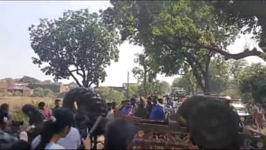 टीकमगढ़: अनंतपुरा गांव के पास अनियंत्रित होकर सरिये भरा ट्रैक्टर-ट्रॉली पलटी, ट्रैक्टर चालक हुआ घायल लाया गया जिला अस्पताल