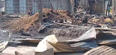 कृत्यानंद नगर: प्रखंड के पोठिया रामपुर पंचायत वार्ड नंबर 3 मे आग से जले घरवाले पीड़ित परिवार से मिले मंत्री लेसी सिंह