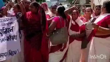 खोदावंदपुर: नावकोठी प्रखंड की आंगनबाड़ी सेविकाएं 29वें दिन भी रहीं हड़ताल पर, नावकोठी प्रखंड मुख्यालय में किया प्रदर्शन