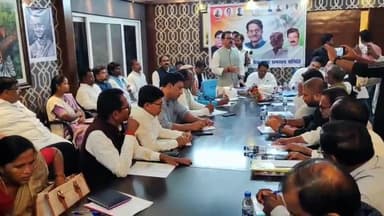 लोहरदगा: झारखंड प्रदेश में लोकसभा चुनाव को लेकर कांग्रेस पार्टी में सरगर्मी तेज, लोहरदगा परिषदन भवन में हुई बैठक